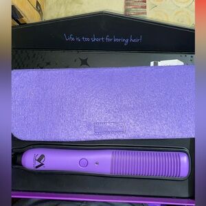 Selling a Purple Aura Straight Ahead Straightener comes with the box & case.